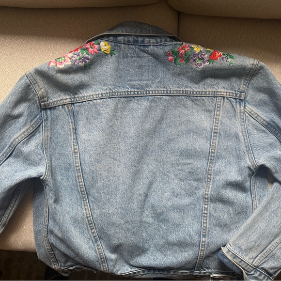 Adorable oversized Levi’s floral Jean jacket - Picture 5 of 5